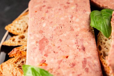 Pate et biber domuz ciğeri, domuz eti riyet taze lezzetli gurme yemek arka planı masa rustik gıda üst görünüm fotokopi alanı