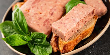 Pate et biber domuz ciğeri, domuz eti riyet taze lezzetli gurme yemek arka planı masa rustik gıda üst görünüm fotokopi alanı