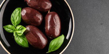 Siyah puding sosis taze lezzetli gurme yemek arkaplanı masanın üstünde rustik yemek üst görünümü fotokopi alanı