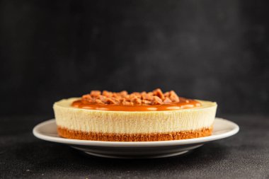 Cheesecake tuzlu karamel tatlı tatlı lezzetli gurme yemek arka planı masa rustik gıda üst görünüm fotokopi alanı
