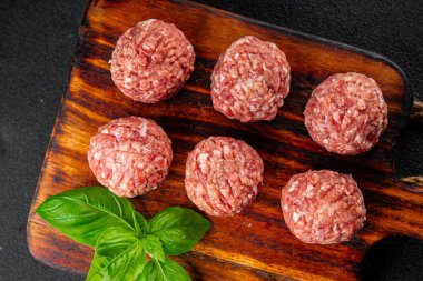 Köfteler çiğ domuz eti, sığır eti, tavuk taze lezzetli gurme yemek arka planı masa rustik gıda üst görünüm fotokopi alanı