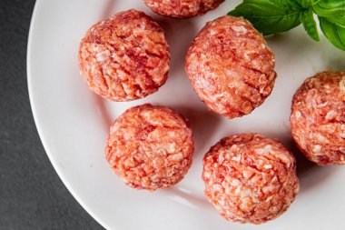 Köfteler çiğ domuz eti, sığır eti, tavuk taze lezzetli gurme yemek arka planı masa rustik gıda üst görünüm fotokopi alanı