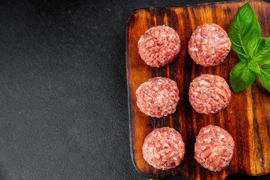Köfteler çiğ domuz eti, sığır eti, tavuk taze lezzetli gurme yemek arka planı masa rustik gıda üst görünüm fotokopi alanı