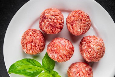 Köfteler çiğ domuz eti, sığır eti, tavuk taze lezzetli gurme yemek arka planı masa rustik gıda üst görünüm fotokopi alanı