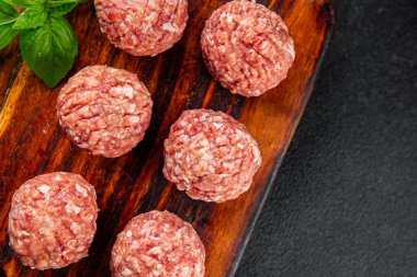 Köfteler çiğ domuz eti, sığır eti, tavuk taze lezzetli gurme yemek arka planı masa rustik gıda üst görünüm fotokopi alanı