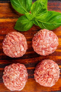 Köfteler çiğ domuz eti, sığır eti, tavuk taze lezzetli gurme yemek arka planı masa rustik gıda üst görünüm fotokopi alanı