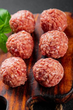 Köfteler çiğ domuz eti, sığır eti, tavuk taze lezzetli gurme yemek arka planı masa rustik gıda üst görünüm fotokopi alanı