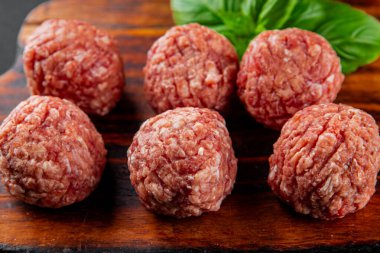 Köfteler çiğ domuz eti, sığır eti, tavuk taze lezzetli gurme yemek arka planı masa rustik gıda üst görünüm fotokopi alanı