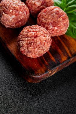Köfteler çiğ domuz eti, sığır eti, tavuk taze lezzetli gurme yemek arka planı masa rustik gıda üst görünüm fotokopi alanı