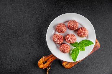 Köfteler çiğ domuz eti, sığır eti, tavuk taze lezzetli gurme yemek arka planı masa rustik gıda üst görünüm fotokopi alanı