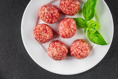 Köfteler çiğ domuz eti, sığır eti, tavuk taze lezzetli gurme yemek arka planı masa rustik gıda üst görünüm fotokopi alanı