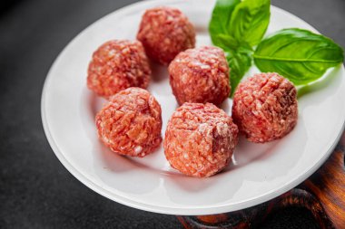 Köfteler çiğ domuz eti, sığır eti, tavuk taze lezzetli gurme yemek arka planı masa rustik gıda üst görünüm fotokopi alanı