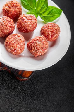 Köfteler çiğ domuz eti, sığır eti, tavuk taze lezzetli gurme yemek arka planı masa rustik gıda üst görünüm fotokopi alanı
