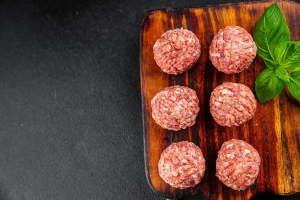 Köfteler çiğ domuz eti, sığır eti, tavuk taze lezzetli gurme yemek arka planı masa rustik gıda üst görünüm fotokopi alanı