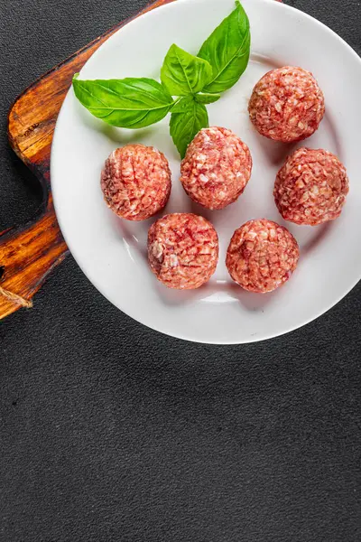 Köfteler çiğ domuz eti, sığır eti, tavuk taze lezzetli gurme yemek arka planı masa rustik gıda üst görünüm fotokopi alanı