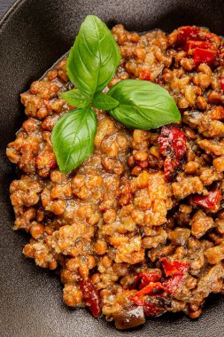 Mercimek tabağı sebzeleri ve kavrulmuş biberler lezzetli sebzeler taze vejetaryen ve vejetaryen yemek arka planı masanın üstünde rustik yiyecekler fotokopi alanı keto ve paleo diyeti