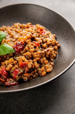 Mercimek tabağı sebzeleri ve kavrulmuş biberler lezzetli sebzeler taze vejetaryen ve vejetaryen yemek arka planı masanın üstünde rustik yiyecekler fotokopi alanı keto ve paleo diyeti