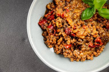 Mercimek tabağı sebzeleri ve kavrulmuş biberler lezzetli sebzeler taze vejetaryen ve vejetaryen yemek arka planı masanın üstünde rustik yiyecekler fotokopi alanı keto ve paleo diyeti