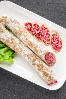 Kurutulmuş sosis domuz eti. Füme yemek. Lezzetli gurme yemek geçmişi.