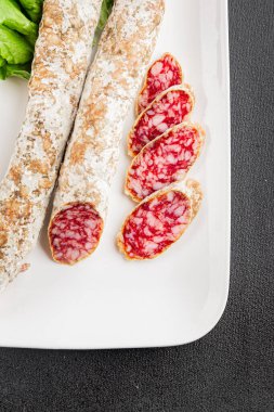 Kurutulmuş sosis domuz eti. Füme yemek. Lezzetli gurme yemek geçmişi.