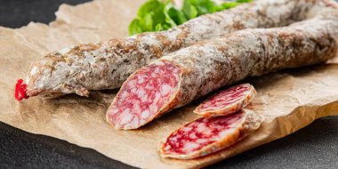 Kurutulmuş sosis domuz eti. Füme yemek. Lezzetli gurme yemek geçmişi.