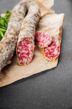 Kurutulmuş sosis domuz eti. Füme yemek. Lezzetli gurme yemek geçmişi.