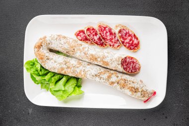 Kurutulmuş sosis domuz eti. Füme yemek. Lezzetli gurme yemek geçmişi.