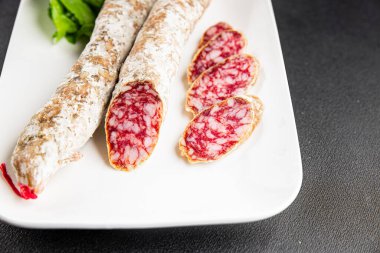 Kurutulmuş sosis domuz eti. Füme yemek. Lezzetli gurme yemek geçmişi.