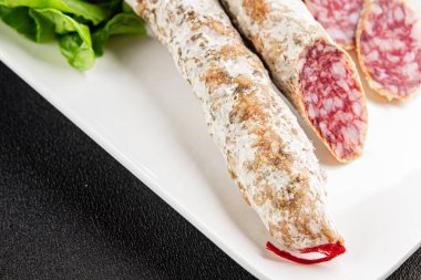 Kurutulmuş sosis domuz eti. Füme yemek. Lezzetli gurme yemek geçmişi.