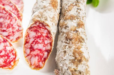 Kurutulmuş sosis domuz eti. Füme yemek. Lezzetli gurme yemek geçmişi.