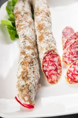 Kurutulmuş sosis domuz eti. Füme yemek. Lezzetli gurme yemek geçmişi.