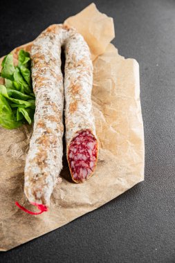 Kurutulmuş sosis domuz eti. Füme yemek. Lezzetli gurme yemek geçmişi.