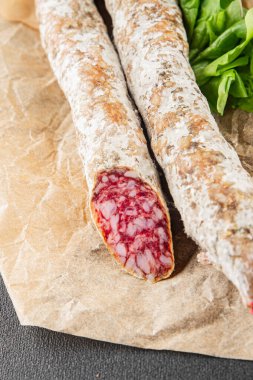 Kurutulmuş sosis domuz eti. Füme yemek. Lezzetli gurme yemek geçmişi.