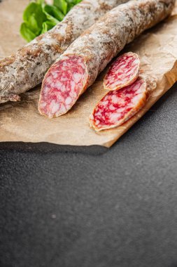 Kurutulmuş sosis domuz eti. Füme yemek. Lezzetli gurme yemek geçmişi.