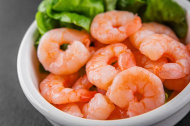 Karides salatası karidesler deniz mahsulleri taze pesseeter diyet yemek arka planı masa üzerinde rustik gıda üst görünüm fotokopi uzay keto ve paleo diyet vejetaryen gıda