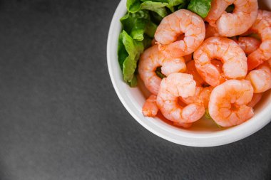 Karides salatası karidesler deniz mahsulleri taze pesseeter diyet yemek arka planı masa üzerinde rustik gıda üst görünüm fotokopi uzay keto ve paleo diyet vejetaryen gıda