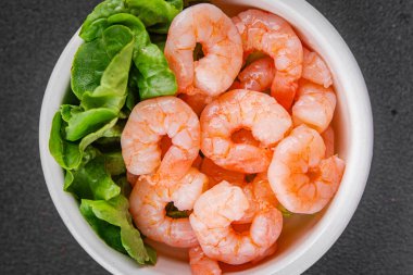 Karides salatası karidesler deniz mahsulleri taze pesseeter diyet yemek arka planı masa üzerinde rustik gıda üst görünüm fotokopi uzay keto ve paleo diyet vejetaryen gıda