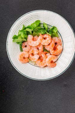 Karides salatası karidesler deniz mahsulleri taze pesseeter diyet yemek arka planı masa üzerinde rustik gıda üst görünüm fotokopi uzay keto ve paleo diyet vejetaryen gıda