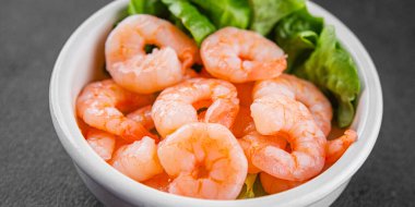 Karides salatası karidesler deniz mahsulleri taze pesseeter diyet yemek arka planı masa üzerinde rustik gıda üst görünüm fotokopi uzay keto ve paleo diyet vejetaryen gıda