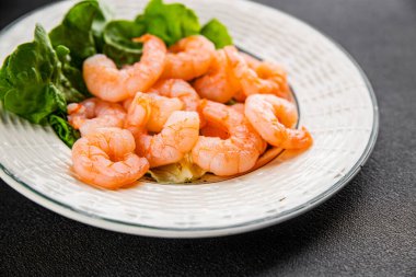 Karides salatası karidesler deniz mahsulleri taze pesseeter diyet yemek arka planı masa üzerinde rustik gıda üst görünüm fotokopi uzay keto ve paleo diyet vejetaryen gıda