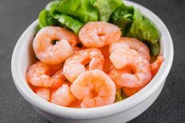 Karides salatası karidesler deniz mahsulleri taze pesseeter diyet yemek arka planı masa üzerinde rustik gıda üst görünüm fotokopi uzay keto ve paleo diyet vejetaryen gıda