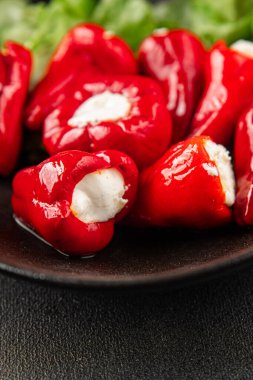 Acı biber peyniri turşuyu sebze turşusu aperatifi taze lezzetli gurme vejetaryen arkaplan masa üzerinde kırsal yemek üst görünüm fotokopi alanı keto ve paleo diyeti