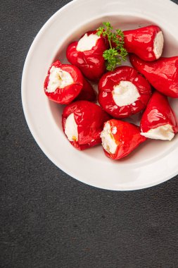 Acı biber peyniri turşuyu sebze turşusu aperatifi taze lezzetli gurme vejetaryen arkaplan masa üzerinde kırsal yemek üst görünüm fotokopi alanı keto ve paleo diyeti