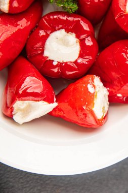 Acı biber peyniri turşuyu sebze turşusu aperatifi taze lezzetli gurme vejetaryen arkaplan masa üzerinde kırsal yemek üst görünüm fotokopi alanı keto ve paleo diyeti