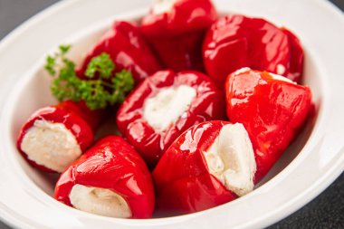 Acı biber peyniri turşuyu sebze turşusu aperatifi taze lezzetli gurme vejetaryen arkaplan masa üzerinde kırsal yemek üst görünüm fotokopi alanı keto ve paleo diyeti