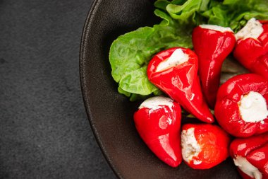 Acı biber peyniri turşuyu sebze turşusu aperatifi taze lezzetli gurme vejetaryen arkaplan masa üzerinde kırsal yemek üst görünüm fotokopi alanı keto ve paleo diyeti