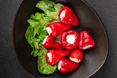 Acı biber peyniri turşuyu sebze turşusu aperatifi taze lezzetli gurme vejetaryen arkaplan masa üzerinde kırsal yemek üst görünüm fotokopi alanı keto ve paleo diyeti