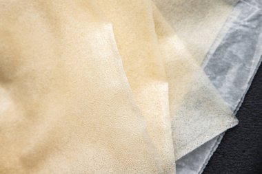 Hamur brik ince yaprak ham ambalaj hamur phyllo lezzetli gurme yemek arka planı masa rustik gıda üst görünüm fotokopi alanı üzerinde