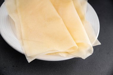 Hamur brik ince yaprak ham ambalaj hamur phyllo lezzetli gurme yemek arka planı masa rustik gıda üst görünüm fotokopi alanı üzerinde