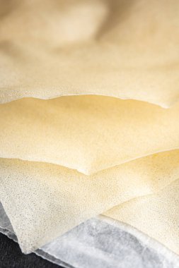 Hamur brik ince yaprak ham ambalaj hamur phyllo lezzetli gurme yemek arka planı masa rustik gıda üst görünüm fotokopi alanı üzerinde